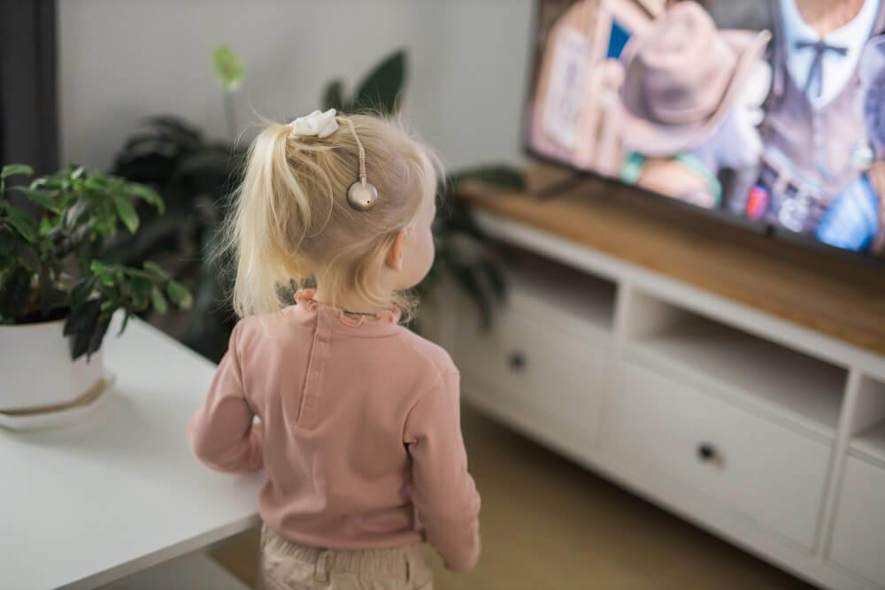 Dieťa sleduje nevhodný program v televízii alebo na internete
